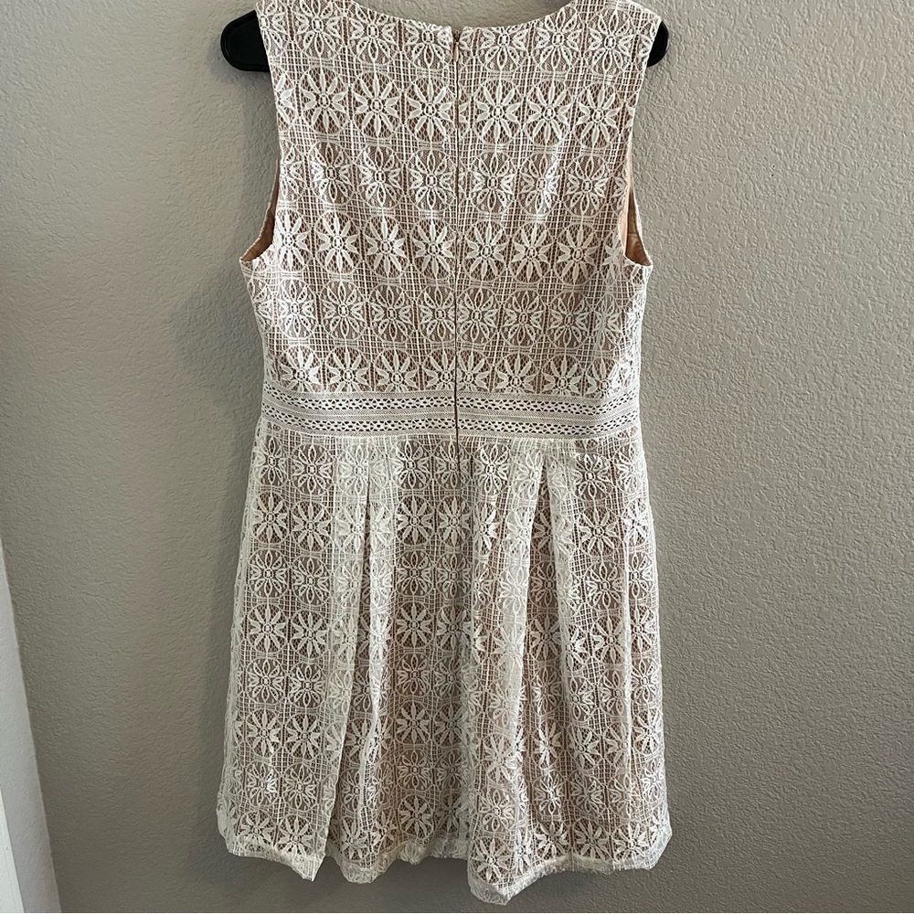 Lace dress - Picture 4 of 6